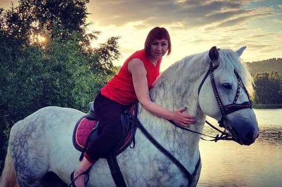 Верховая езда на лошадях в Кемерове. Подарочные сертификаты Ultra Подарки. Купить оригинальный подарок или подарочный сертификат на Верховая езда на лошадях в Кемерове. Сервис UltraPodarki.ru 8-800-505-9530. Катание на лошадях, Прогулка на лошади, Прогулка на лошадях для двоих, Верховая езда на лошадях, конный клуб, Конный клуб Ритм, конная прогулка, конная прогулка в Кемерове