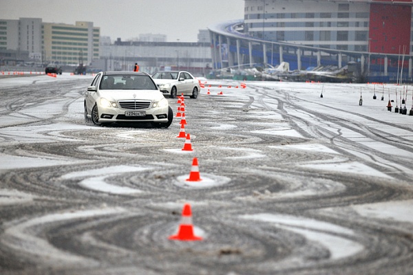 Контраварийное вождение в Кемерове. Ultra Подарки. Купить уроки контраварийного вождения в Кемерове. Научитесь водить машину в любых условиях! Сервис UltraPodarki.ru 8 800 505 95 30. Контраварийное вождение Кемерово, контраварийное вождение, экстремальное вождение Кемерово, экстремальное вождение, обучение вождению Кемерово, обучение вождению, вождение Кемерово, вождение,  курс вождения Кемерово, курс вождения, курсы экстремальное вождения Кемерово, курсы экстремального вождения, обучение в автошколе Кемерово, обучение в автошколе