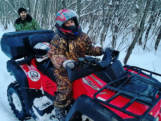 Прокат квадроциклов летом в Кемерове. Сервис Ultra Подарки. Подарочный сертификат на прокат квадроциклов летом и зимой в Кемерове. Закажите катание на квадроциклах недорого и наслаждайтесь активным отдыхом с друзьями. Выбирайте живописные маршруты для езды на квадроциклах. Сервис UltraPodarki.ru 8800-505-9530. Катание на квадроциклах, Прокат квадроциклов, езда на квадроцикле, прокат квадроциклов Кемерово, катание на квадроциклах Кемерово, Катание на квадроциклах зимой, Катание на квадроциклах летом, Сертификат на катание на квадроциклах 

