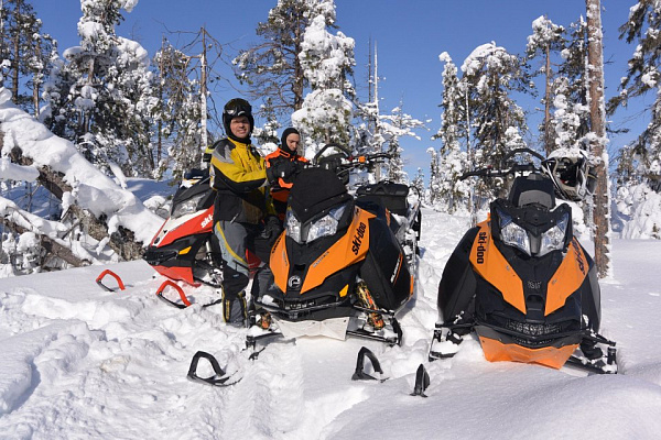 Катание на снегоходах в Кемерове в подарок. Сервис Ultra Подарки
. Подарочный сертификат на катание на снегоходах в Кемерове с друзьями. Закажите прокат снегоходов в подарок для мужчины по привлекательным ценам. Живописные маршруты для езды на снегоходах это отличная возможность активного отдыха. Сервис UltraPodarki.ru 8 800 505 95 30. катание на снегоходах, подарочный сертификат на катание на снегоходе, прокат снегоходов, прокат снегоходов Кемерово, катание на снегоходах Кемерово, езда на снегоходе