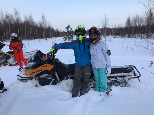 Катание на снегоходах в Кемерове в подарок. Сервис Ultra Подарки
. Подарочный сертификат на катание на снегоходах в Кемерове с друзьями. Закажите прокат снегоходов в подарок для мужчины по привлекательным ценам. Живописные маршруты для езды на снегоходах это отличная возможность активного отдыха. Сервис UltraPodarki.ru 8 800 505 95 30. катание на снегоходах, подарочный сертификат на катание на снегоходе, прокат снегоходов, прокат снегоходов Кемерово, катание на снегоходах Кемерово, езда на снегоходе