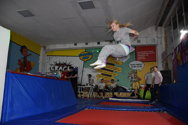  Батутный центр в Кемерове. Сервис Ultra Подарки. Купить подарочный сертификат в батутный центр, попробуйте прыжки на батуте в Кемерове. Сервис UltraPodarki.ru 8 (800) 555 95-30.. Батутный центр , батутный центр, батутный центр цены, батутный центр в Кемерове,  батутный парк, батут прыгать, прыжки +на батуте, батут Кемерово, батут спорт