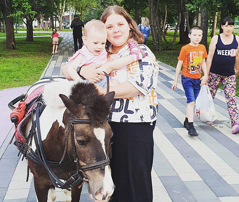 Конная прогулка на пони #в Кемерове#. Подарочные сертификаты Ultra Подарки. Купить оригинальный подарок или подарочный сертификат на Конная прогулка на пони #в Кемерове#. Сервис UltraPodarki.ru 8-800-505-9530. Катание на лошадях, Прогулка на лошади, Прогулка на лошадях для двоих, Конная прогулка на пони, конный клуб, конная прогулка, конная прогулка #в Кемерове#